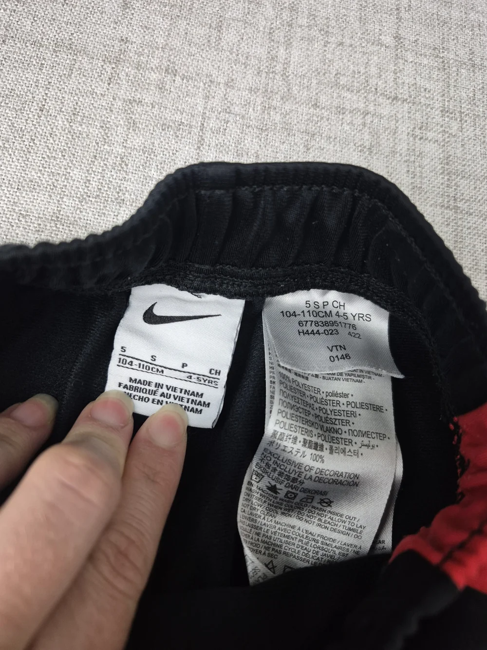 Nike Boys Black Red Tracksuit Set Size 5 4-5T - Picture 12 of 15